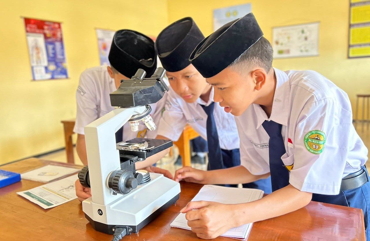 Amati Objek Mikroskopis, Siswa Kelas VIII Ikuti Praktikum di Lab IPA