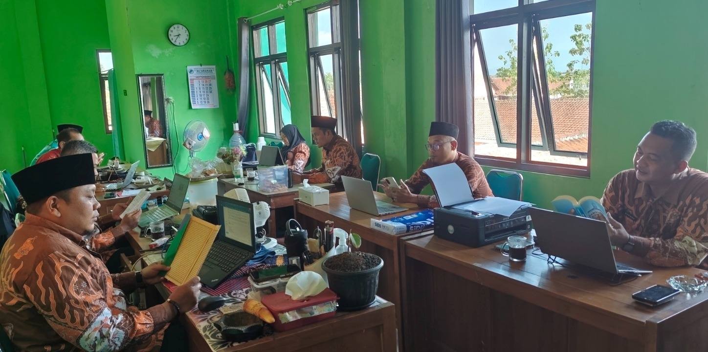Tingkatkan Kualitas Akhlak Pegawai, Penyuluh KUA Sokaraja Gelar Kajian Kitab Bidayah al-Hidayah
