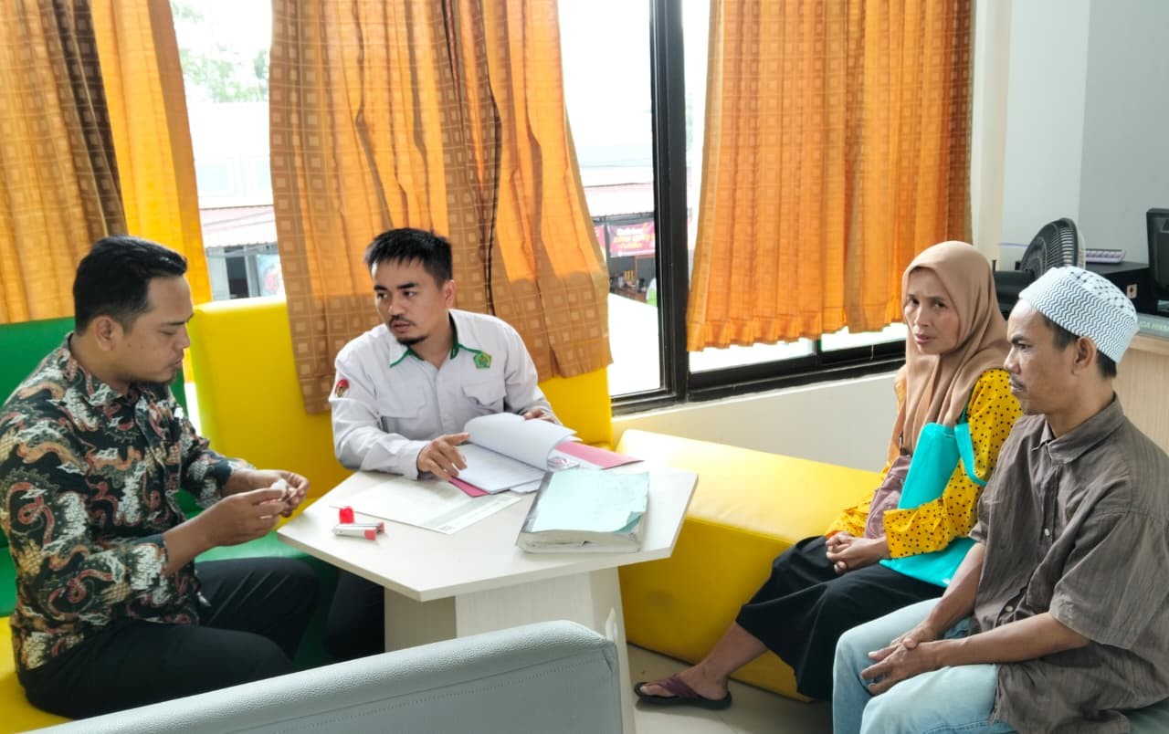 KUA Ajibarang Periksa Berkas Nikah Mendadak dengan Teliti