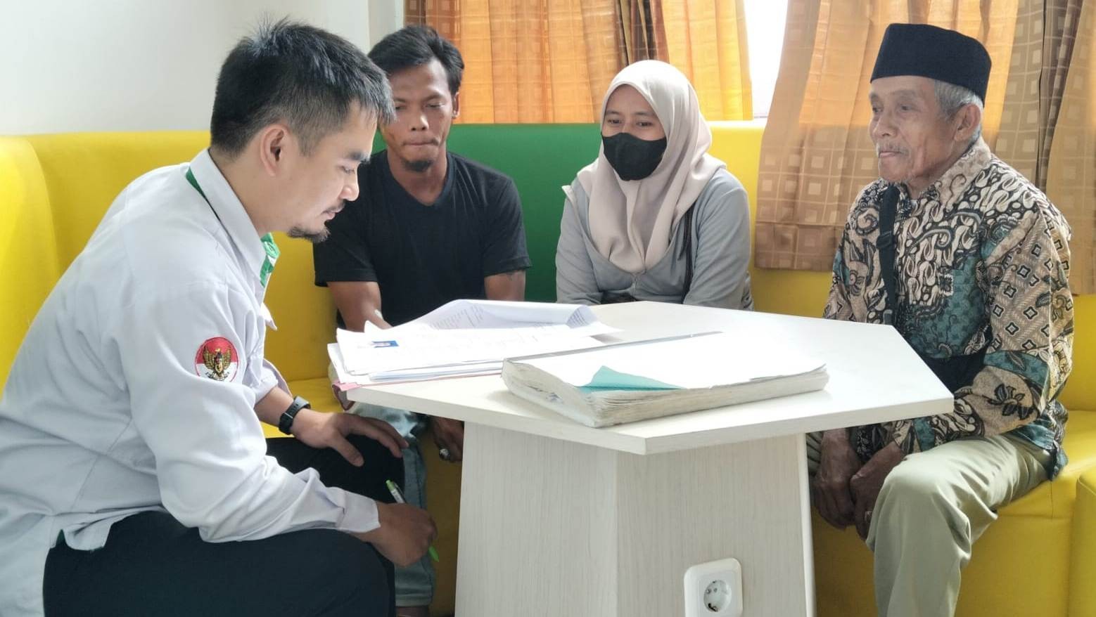 KUA Ajibarang Sosialisasi Aturan Batas Pendaftaran Nikah Saat Terima Konsultasi Warga