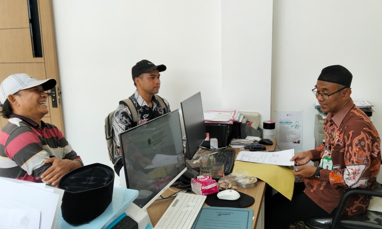 Warga Banjarsari Urus Duplikat Buku Nikah di KUA Ajibarang untuk Syarat Akta Kelahiran Bayi
