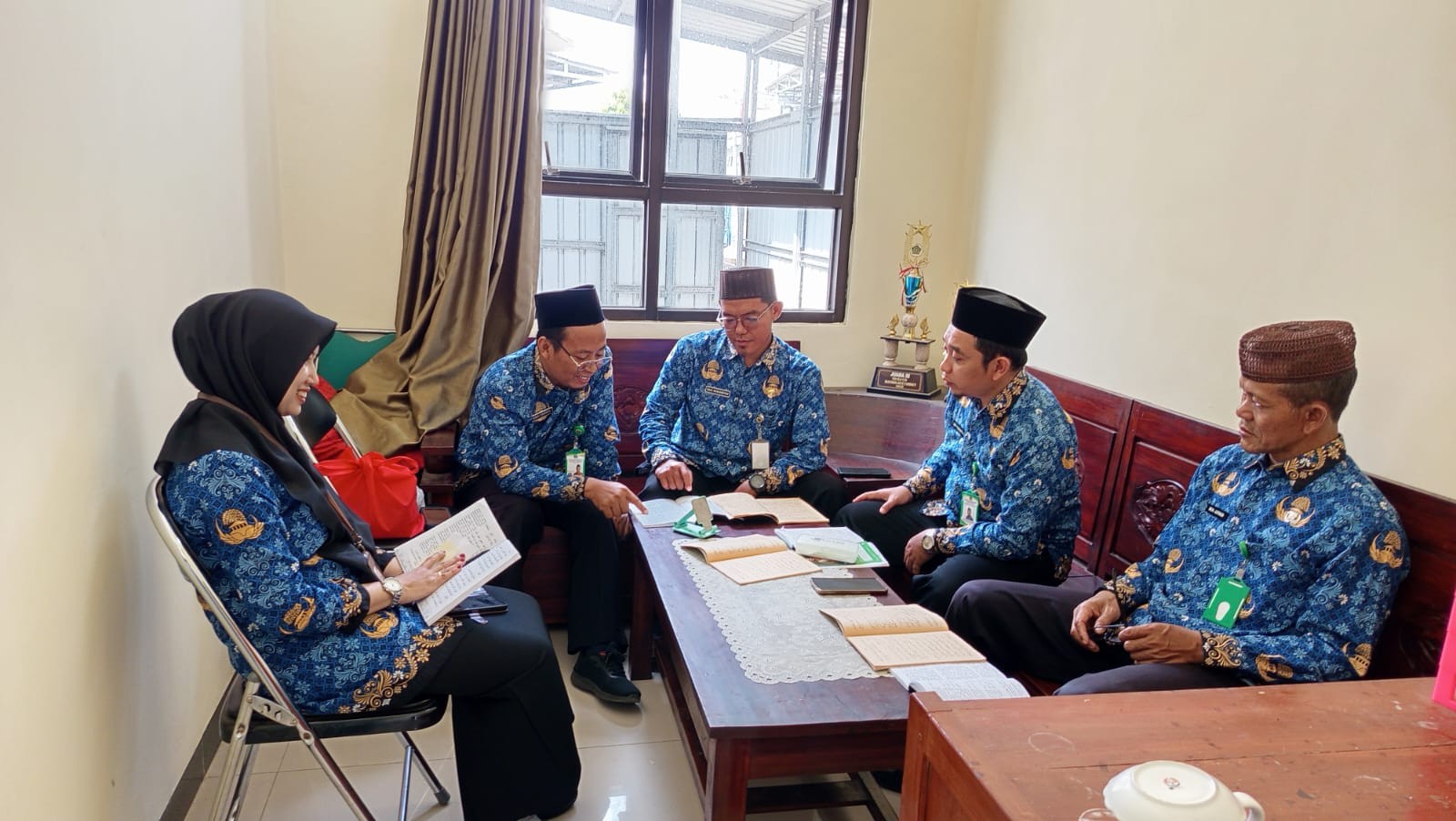 Kajian Adabul Alim wal Mutaallim Bekali Penyuluh KUA Jatilawang tentang Adab Atur Pola Makan