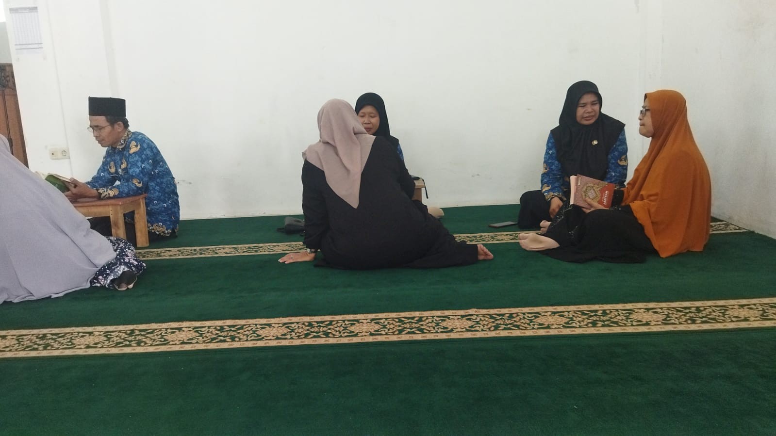 Semangat Tanpa Batas Usia: Penyuluh KUA Somagede Rutin Dampingi Jamaah MT Al Amanah Bebas BTA