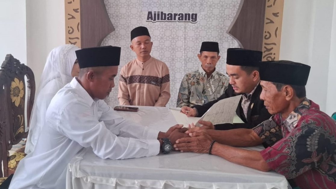 Penghulu KUA Ajibarang, Saksikan Sahnya Nikah Catin Asal Desa Darmakradenan