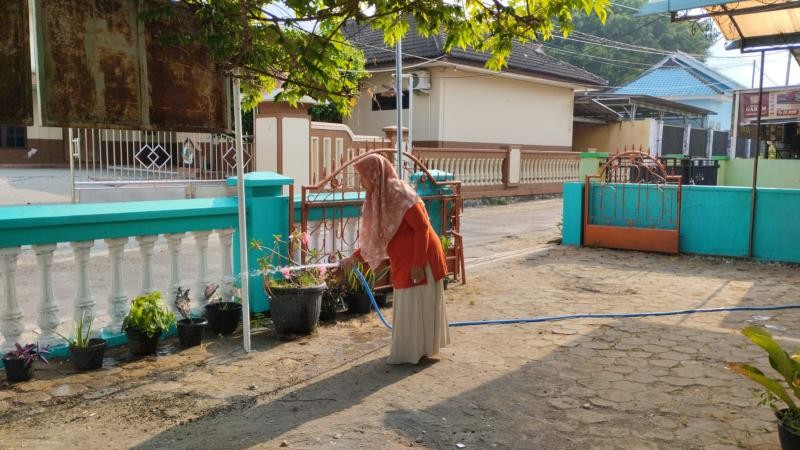 Jumat Clean & Green: Penyuluh KUA Sumpiuh Rawat Tanaman, Wujudkan Kepedulian Lingkungan dan Hak Makhluk