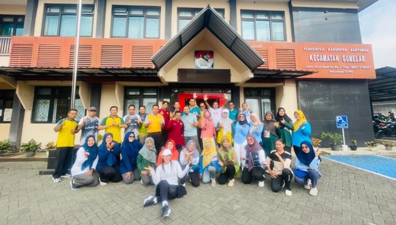 Perkuat Sinergi dan Keakraban Inter-Instansi, Penyuluh KUA Gumelar Ikuti Olahraga Bersama Forkopimcam