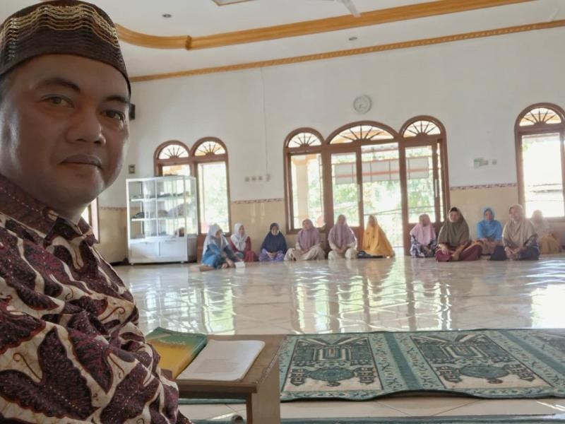 Tingkatkan Kualitas Ibadah Lansia, Penyuluh Agama Sokaraja Bedah 13 Rukun Sholat di Majelis Taklim
