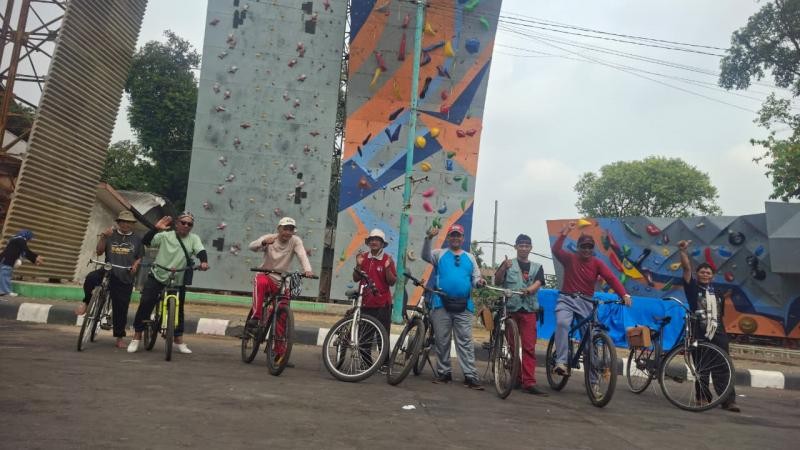 Perkuat Kebersamaan, Penyuluh Ajak Majelis Lailatul Ijtima’ NU Banjaranyar Gowes ke GOR Satria