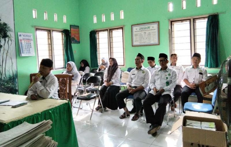 Rutinitas Pagi, Pegawai KUA Karanglewas Laksanakan Mujahadah Asmaul Husna