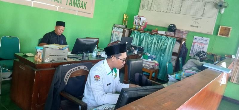 Semangat Senin Pagi, Staf dan Penghulu KUA Tambak Siap Melayani Masyarakat dengan Senyum dan Sapa