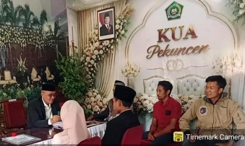 Kepala KUA Antarkan Calon Pengantin Asal Semedo Menjadi Pasangan Sah