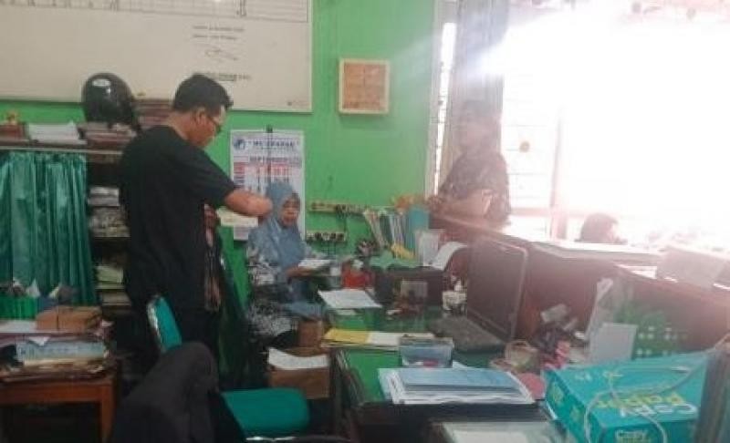 Staf KUA Tambak Layani Masyarakat Terkait Perbedaan Data Nama Orang Tua