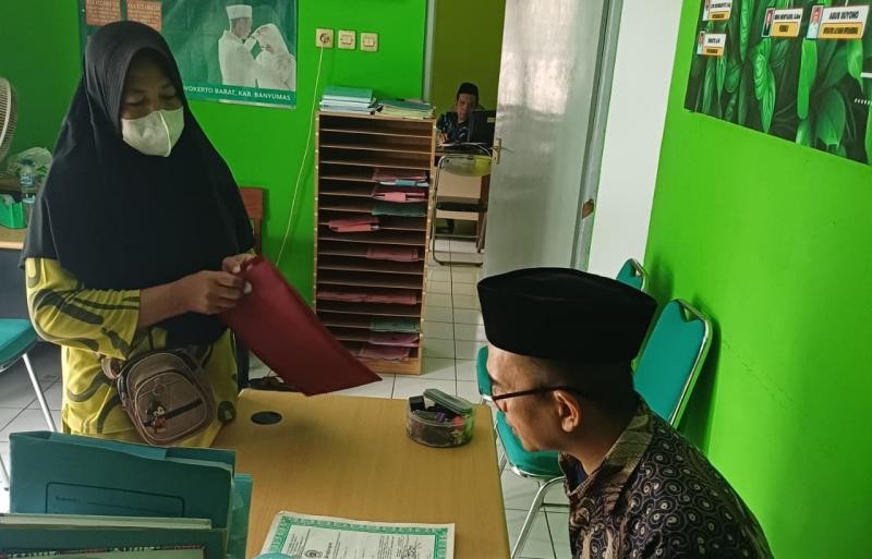 KUA Layani Permohonan Duplikat Buku Nikah untuk Keperluan Akta Kelahiran Anak