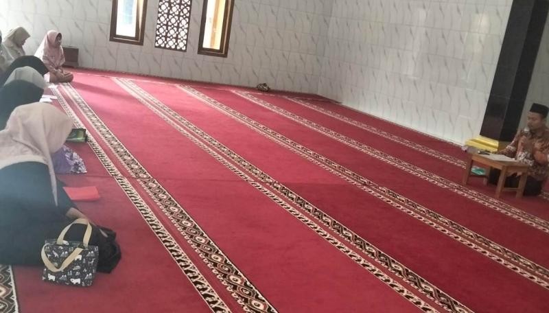 Perkuat Pemahaman Fikih Sholat Warga, Penyuluh KUA Gumelar Bimbing Jamaah MT Sifaul Qulub Cihonje