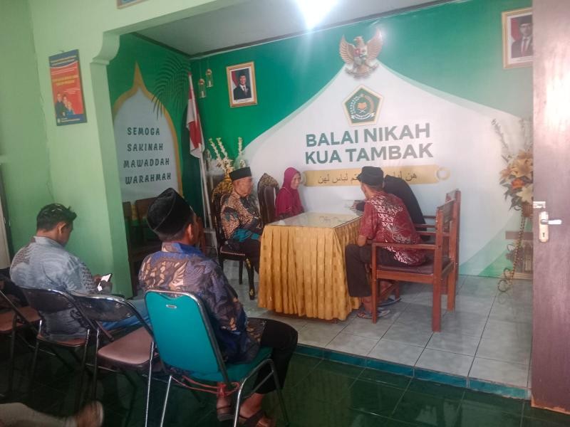 Cinta Tak Kenal Usia: KUA Tambak Catat Pernikahan Catin Lansia