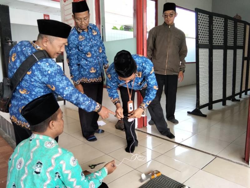 Penyuluh Lakukan Kalibrasi Arah Kiblat di Musholla SPBU Tinggarjaya