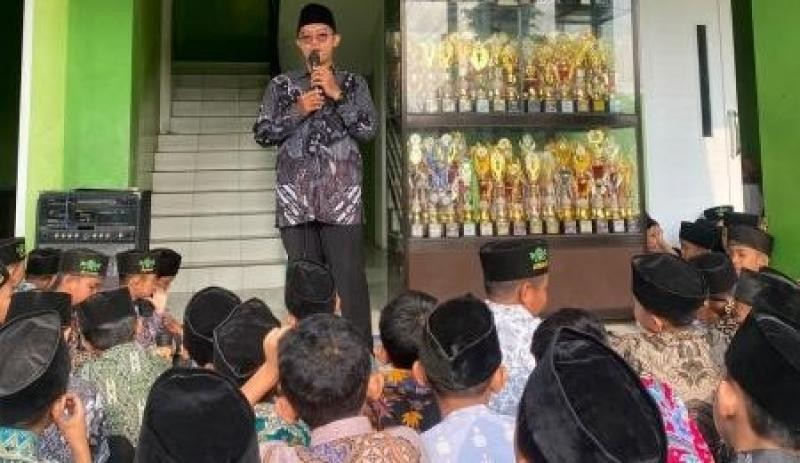 Semarak Hari Batik Nasional, MI Maarif Kedungwringin Gelar Kajian Rutin dan Mujahadah Bersama Penyuluh KUA Jatilawang
