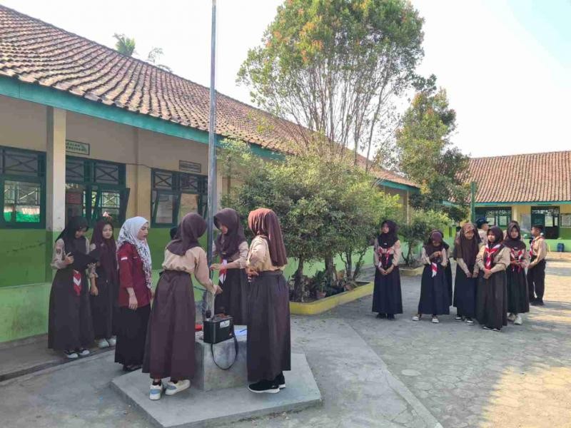 Mantapkan Persiapan, Siswa Kelas 8B MTs Ma’arif NU 1 Purwojati Gelar Latihan Petugas Upacara