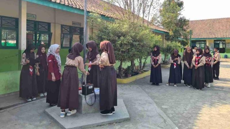 Mantapkan Persiapan, Siswa Kelas 8B MTs Maarif NU 1 Purwojati Gelar Latihan Petugas Upacara