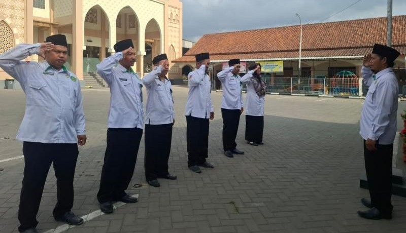 Apresiasi Kinerja dan Pengingat SKP Triwulan III Warnai Apel Pagi KUA Tambak