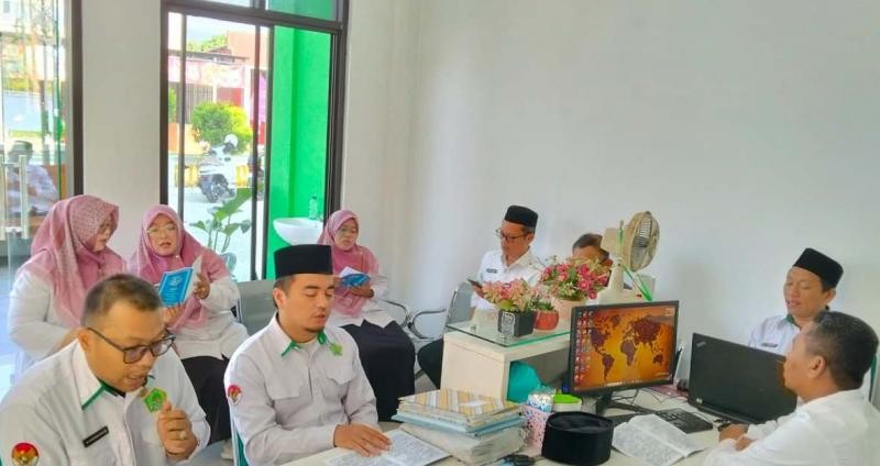 Pegawai KUA Ajibarang Kuatkan Hati dengan Asmaul Husna Sebelum Mulai Pelayanan