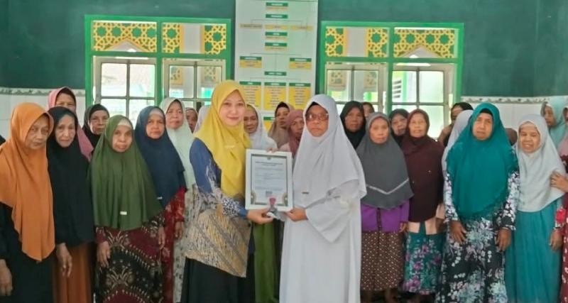 Perkuat Pembinaan Keagamaan, KUA Cilongok Serahkan SKT MT Baitusshomad Jombor–Cipete