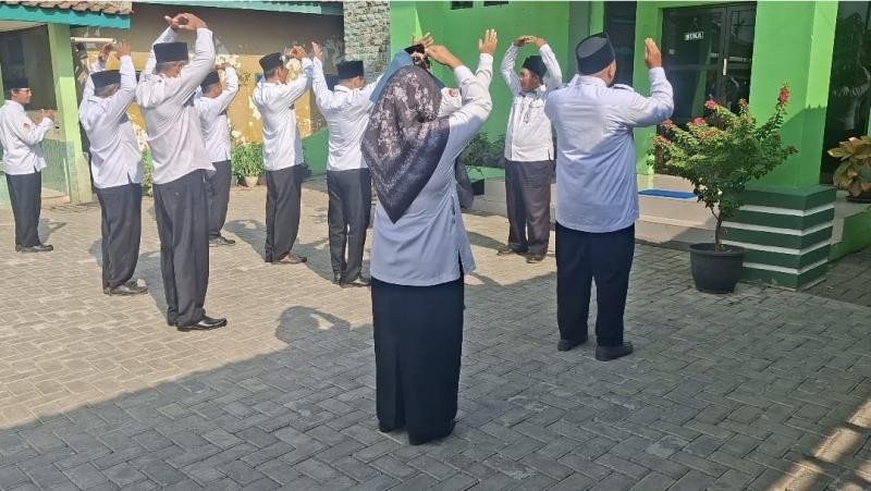 Bakar Semangat Kerja, ASN KUA Sokaraja Suarakan Yel-Yel dan Cek Kedisiplinan Pasca Apel Pagi