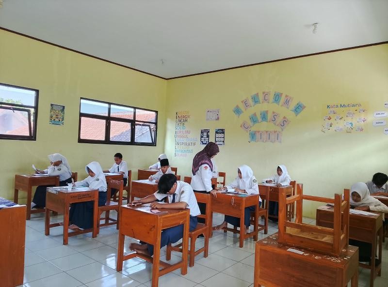 Hari Keempat ASTS, Siswa MTs Nurul Iman Cikembulan Ujikan IPA dan Fikih