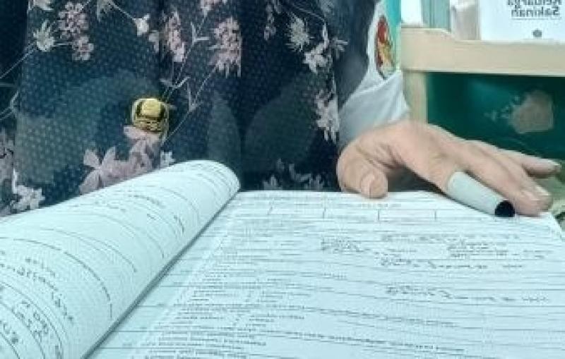 Bantu Warga Selandaka, Penyuluh KUA Sumpiuh Lakukan Penelusuran Berkas Nikah untuk Pembuatan Duplikat