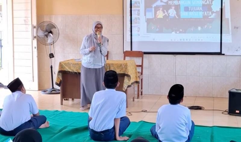 Bangun Mental Tangguh di Pesantren: MTs Modern Al Azhary Ajibarang Bekali Santri Kelas VII Lewat Seminar Bimbingan Konseling