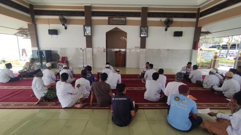 Persiapan Wisuda, Penyuluh Adakan Tes Bacaan Sholat kepada Santri Warga Binaan Lapas Kelas IIA 