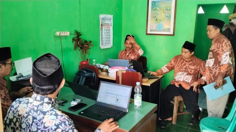 Persiapkan Ikrar Tanah Wakaf, Penyuluh KUA Tambak Verifikasi Berkas Wakaf Desa Pesantren
