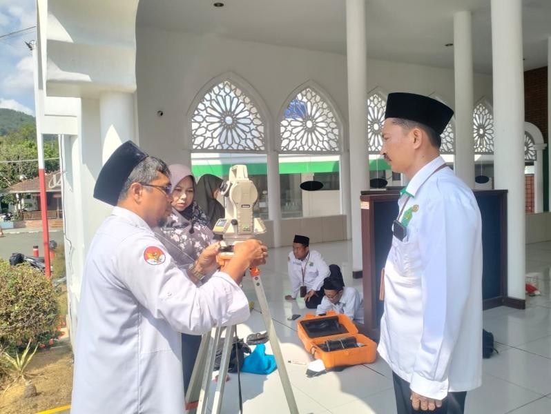 Pastikan Ketepatan Arah Kiblat, KUA Lumbir dan Tim SAFAC Ukur Kiblat Masjid SPBU Karanggayam