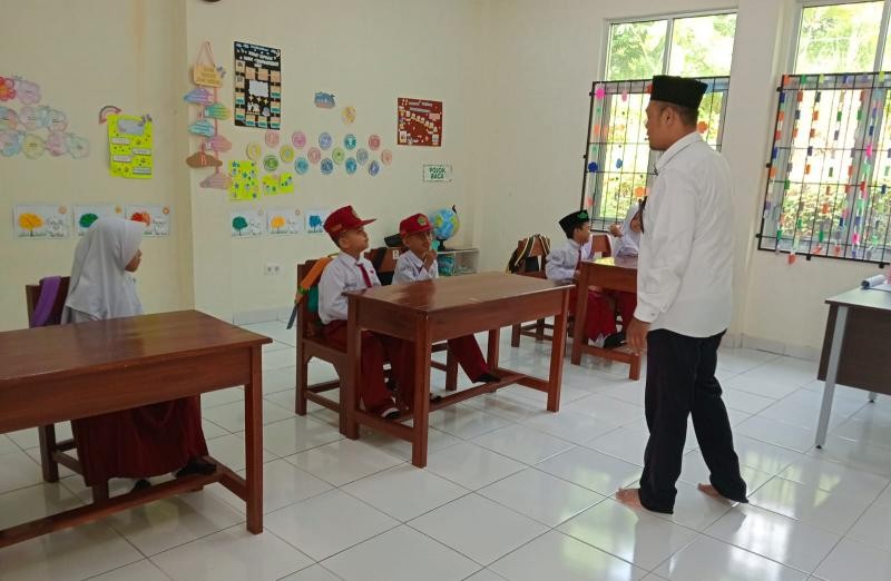 Penyuluh Agama Sambangi Siswa Madrasah, Tanamkan Sikap Hormat kepada Guru 