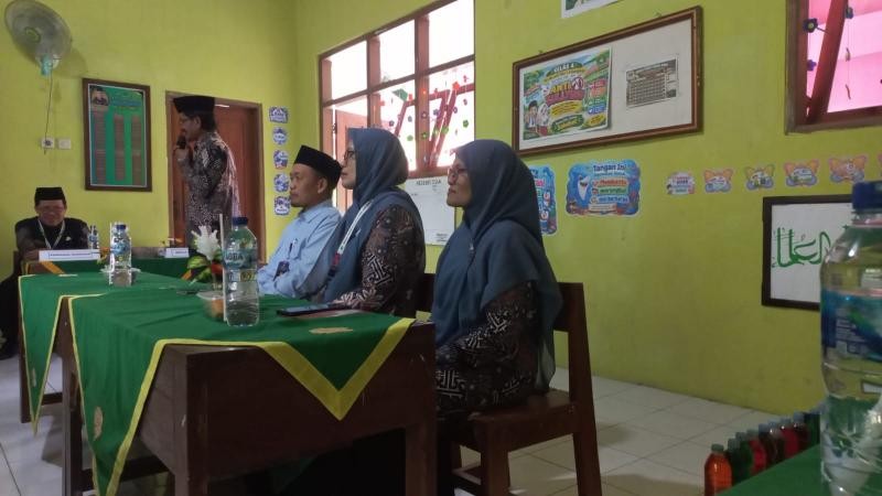 Dukung Peningkatan Mutu Pendidikan Madrasah, KUA Gumelar Dampingi Visitasi Akreditasi MI Maarif NU Cilangkap