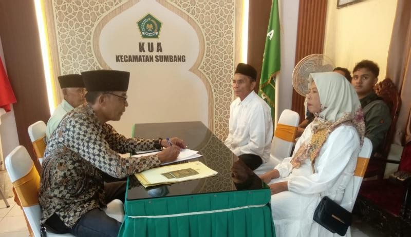 Tiga Pasangan Pengantin Ikrar Ijab Qabul di Balai Nikah KUA Sumbang