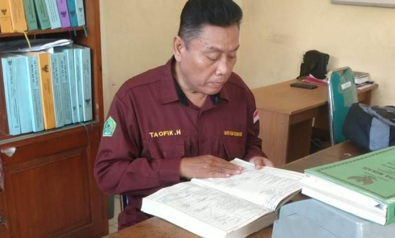 Cekatan dan Sigap, Pegawai Staf KUA Sumbang Layani Pencarian Data Nikah untuk Duplikat Buku Nikah