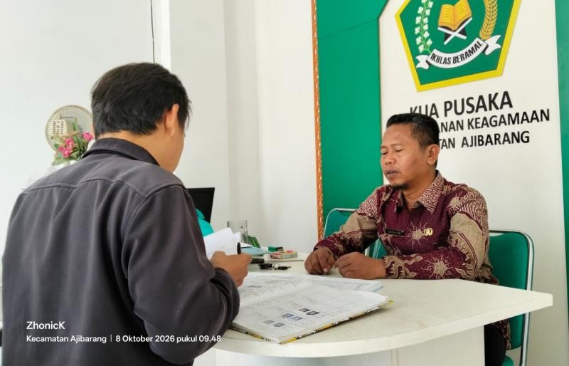 Tertib Administrasi, Kayim Terima Buku Nikah Tiga Pasangan di KUA Ajibarang