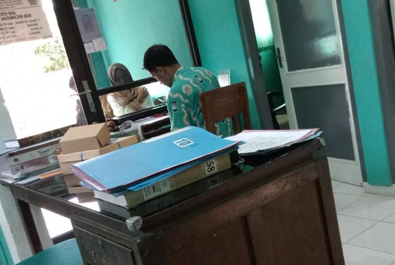 Pastikan Ketertiban Administrasi Nikah, Petugas Layanan KUA Cermat Verifikasi Berkas Catin