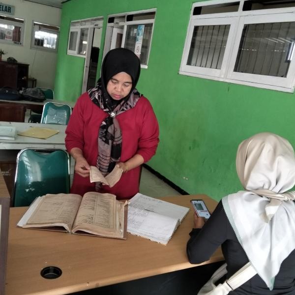  STAF KUA GUMELAR TURSILAH MEMBERIKAN PELAYANAN KEPADA PARA TAMU DENGAN PENUH RASA TANGGUNG JAWAB