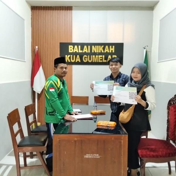 PAI KUA GUMELAR KAMBALI,S,Sos memberikan Binwin kepada calon pengantin di balai nikah KUA Gumelar KUNCI KEDAMAIAN RUMAH TANGGA.