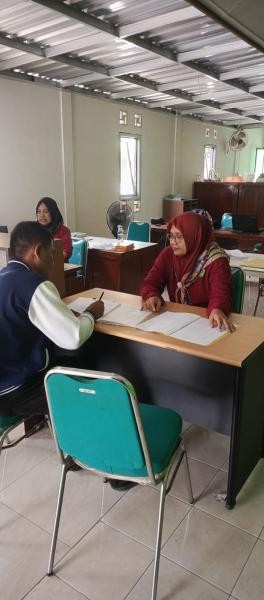  STAF KUA GUMELAR ELIS ANDIYANI MEMBERIKAN PELAYANAN KUA BEGITU SEMANGAT DAN TOTALITAS