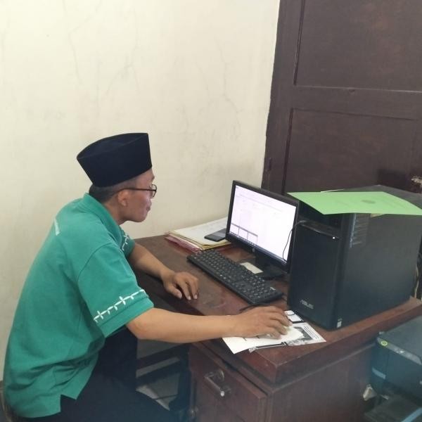  STAF KUA GUMELAR JUMAIN MEMBERIKAN PELAYANAN KUA BEGITU TELITI PENUH KEDISIPLINAN