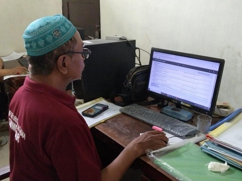 PELAKSANA KUA GUMELAR AHMAD KUSERI SEBAGAI ASN SENIOR MEMBERIKAN PELAYANAN KUA SECARA SEMPURNA