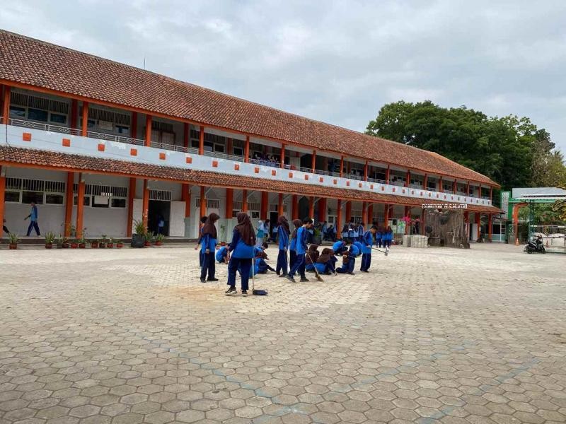 Ciptakan Lingkungan Asri dan Religius, MTsN 2 Banyumas Gelar Kokurikuler G7KAIH Jumat Asri
