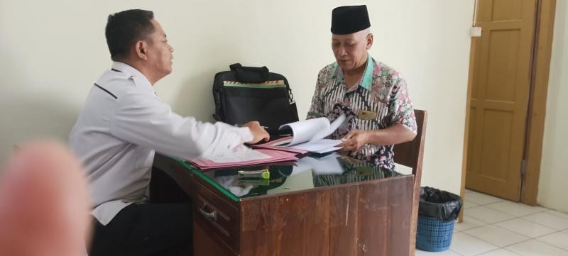 KUA Wangon Terima dan Periksa Berkas Pendaftaran Warga Pengadegan, Utamakan Ketelitian Administrasi