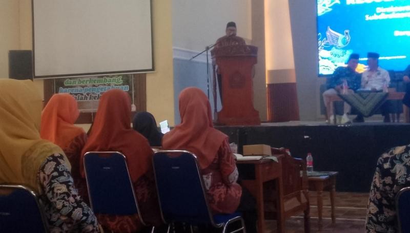 Penyuluh Agama Islam KUA Wangon Bertugas Membacakan Doa dalam Kegiatan Implementasi Regulasi Kepenyuluhan Kemenag Banyumas