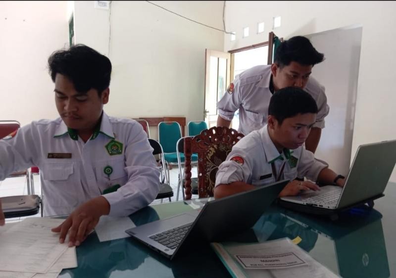 Pastikan Kevalidan Dokumen, KUA Purwokerto Timur Lakukan Verifikasi Data Catin Melalui Aplikasi SIMKAH