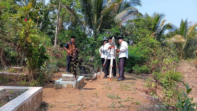 Pastikan Arah Kiblat Tepat, KUA Cilongok Laksanakan Kalibrasi di Desa Sambirata