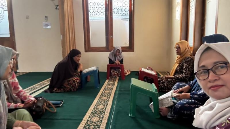 Penyuluh Bimbing Warga Perum Griya Kober Indah Belajar Iqro